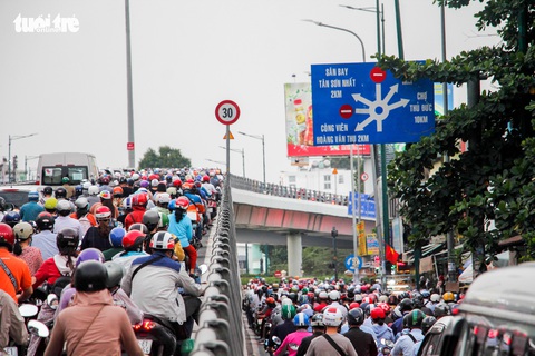 Dòng xe và người khủng khiếp trên đường Nguyễn Kiệm, Nguyễn Thái Sơn - Ảnh 3. Dòng xe và người khủng khiếp trên đường Nguyễn Kiệm, Nguyễn Thái Sơn - Ảnh 3.