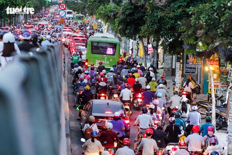 Dòng xe và người khủng khiếp trên đường Nguyễn Kiệm, Nguyễn Thái Sơn - Ảnh 5. Dòng xe và người khủng khiếp trên đường Nguyễn Kiệm, Nguyễn Thái Sơn - Ảnh 5.