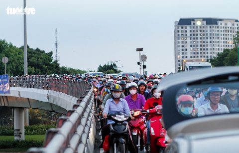 Dòng xe và người khủng khiếp trên đường Nguyễn Kiệm, Nguyễn Thái Sơn - Ảnh 4. Dòng xe và người khủng khiếp trên đường Nguyễn Kiệm, Nguyễn Thái Sơn - Ảnh 4.