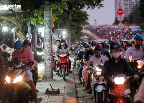 Dòng xe và người khủng khiếp trên đường Nguyễn Kiệm, Nguyễn Thái Sơn - Ảnh 7. Dòng xe và người khủng khiếp trên đường Nguyễn Kiệm, Nguyễn Thái Sơn - Ảnh 7.