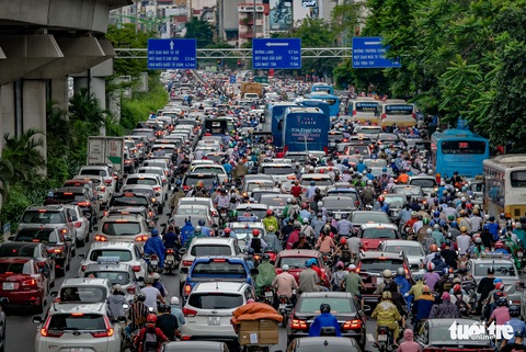 Mưa lớn sau một tuần nắng gắt, đường Hà Nội lại ùn tắc nghiêm trọng - Ảnh 2. Mưa lớn sau một tuần nắng gắt, đường Hà Nội lại ùn tắc nghiêm trọng - Ảnh 2.