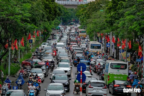 Mưa lớn sau một tuần nắng gắt, đường Hà Nội lại ùn tắc nghiêm trọng - Ảnh 6. Mưa lớn sau một tuần nắng gắt, đường Hà Nội lại ùn tắc nghiêm trọng - Ảnh 6.