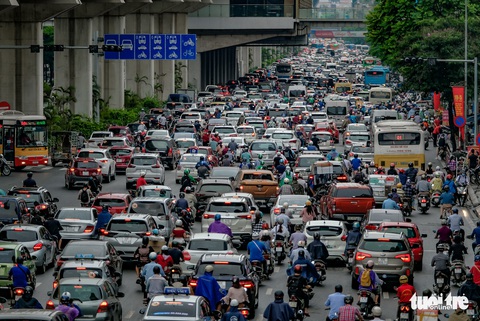 Mưa lớn sau một tuần nắng gắt, đường Hà Nội lại ùn tắc nghiêm trọng - Ảnh 3. Mưa lớn sau một tuần nắng gắt, đường Hà Nội lại ùn tắc nghiêm trọng - Ảnh 3.