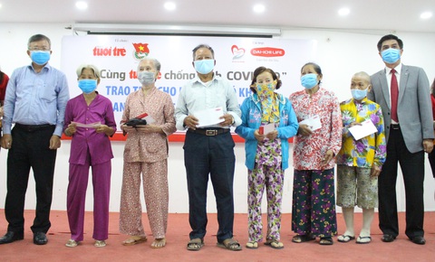 300 triệu đồng Cùng Tuổi Trẻ chống dịch COVID-19 đến tay người nghèo Cần Thơ - Ảnh 1. 300 triệu đồng Cùng Tuổi Trẻ chống dịch COVID-19 đến tay người nghèo Cần Thơ - Ảnh 1.