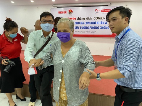 300 triệu đồng Cùng Tuổi Trẻ chống dịch COVID-19 đến tay người nghèo Cần Thơ - Ảnh 2. 300 triệu đồng Cùng Tuổi Trẻ chống dịch COVID-19 đến tay người nghèo Cần Thơ - Ảnh 2.
