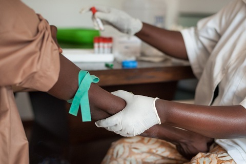 Mải lo chống COVID-19, nửa triệu bệnh nhân AIDS châu Phi có thể tử vong - Ảnh 1. Mải lo chống COVID-19, nửa triệu bệnh nhân AIDS châu Phi có thể tử vong - Ảnh 1.
