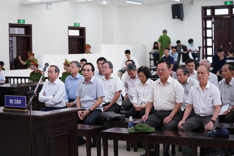 Hai cựu chủ tịch Đà Nẵng bị bắt tạm giam tại phiên tòa - Ảnh 2. Hai cựu chủ tịch Đà Nẵng bị bắt tạm giam tại phiên tòa - Ảnh 2.