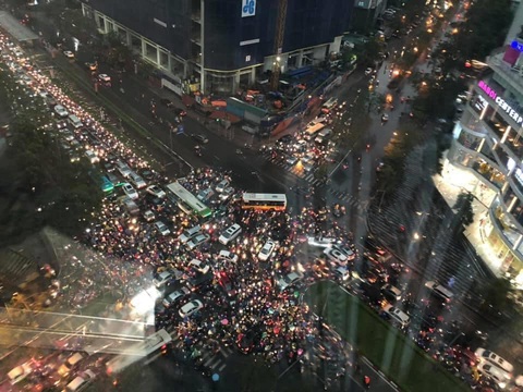 Hà Nội dính mưa lớn vào giờ tan tầm, nhiều nút giao thông kẹt cứng - Ảnh 4. Hà Nội dính mưa lớn vào giờ tan tầm, nhiều nút giao thông kẹt cứng - Ảnh 4.