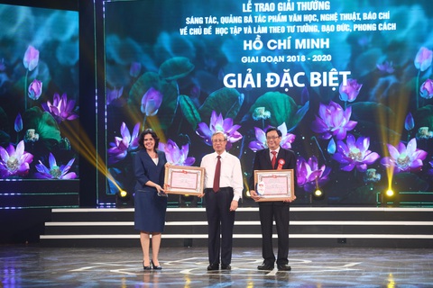 Tác giả Hồ Chí Minh - Tên Người là cả một niềm thơ được truy tặng giải đặc biệt - Ảnh 1. Tác giả Hồ Chí Minh - Tên Người là cả một niềm thơ được truy tặng giải đặc biệt - Ảnh 1.