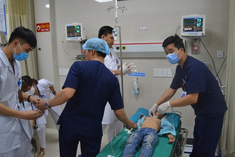 Bé 8 tuổi bị tôn chở trên xe cứa vào cổ suýt chết - Ảnh 1. Bé 8 tuổi bị tôn chở trên xe cứa vào cổ suýt chết - Ảnh 1.