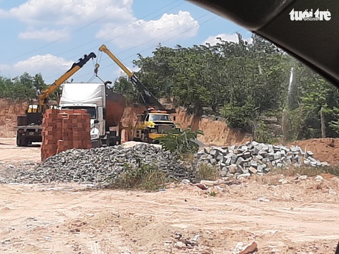 Tàu hút cát quá khổ trên xe đầu kéo bị buộc hạ tải bên đường - Ảnh 1. Tàu hút cát quá khổ trên xe đầu kéo bị buộc hạ tải bên đường - Ảnh 1.
