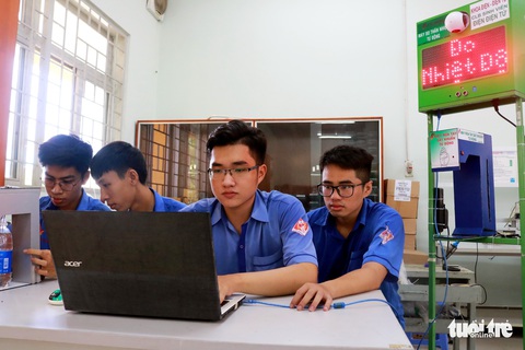 Sinh viên chế máy đo thân nhiệt tự động kết hợp khai báo y tế - Ảnh 2. Sinh viên chế máy đo thân nhiệt tự động kết hợp khai báo y tế - Ảnh 2.