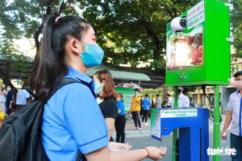 Sinh viên chế máy đo thân nhiệt tự động kết hợp khai báo y tế - Ảnh 4. Sinh viên chế máy đo thân nhiệt tự động kết hợp khai báo y tế - Ảnh 4.