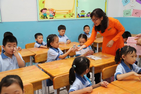 Tạo cảm hứng cho học sinh trở lại trường - Ảnh 1. Tạo cảm hứng cho học sinh trở lại trường - Ảnh 1.