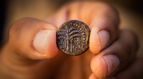 Israel phát hiện đồng tiền cổ bằng đồng 1.900 năm tuổi tại Jerusalem - Ảnh 1. Israel phát hiện đồng tiền cổ bằng đồng 1.900 năm tuổi tại Jerusalem - Ảnh 1.
