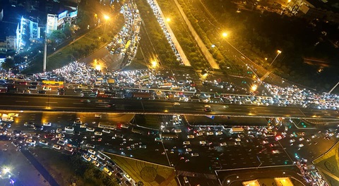 Hà Nội dính mưa lớn vào giờ tan tầm, nhiều nút giao thông kẹt cứng - Ảnh 2. Hà Nội dính mưa lớn vào giờ tan tầm, nhiều nút giao thông kẹt cứng - Ảnh 2.