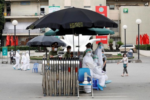 Reuters: Việt Nam quyết tâm cứu phi công người Anh bị COVID-19 - Ảnh 1. Reuters: Việt Nam quyết tâm cứu phi công người Anh bị COVID-19 - Ảnh 1.
