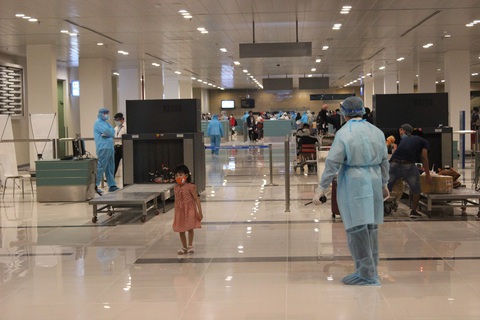 Gần 200 công dân Việt Nam trở về từ Phillipines được cách ly - Ảnh 1. Gần 200 công dân Việt Nam trở về từ Phillipines được cách ly - Ảnh 1.