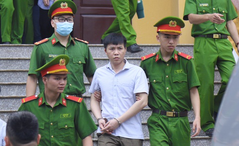 Cán bộ nâng điểm: sếp dặn chỉ cần nhận tội, vợ con ở ngoài các anh lo - Ảnh 1. Cán bộ nâng điểm: sếp dặn chỉ cần nhận tội, vợ con ở ngoài các anh lo - Ảnh 1.