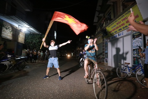 Hà Nội dỡ bỏ phong tỏa thôn Đông Cứu, người dân mừng như giao thừa - Ảnh 3. Hà Nội dỡ bỏ phong tỏa thôn Đông Cứu, người dân mừng như giao thừa - Ảnh 3.