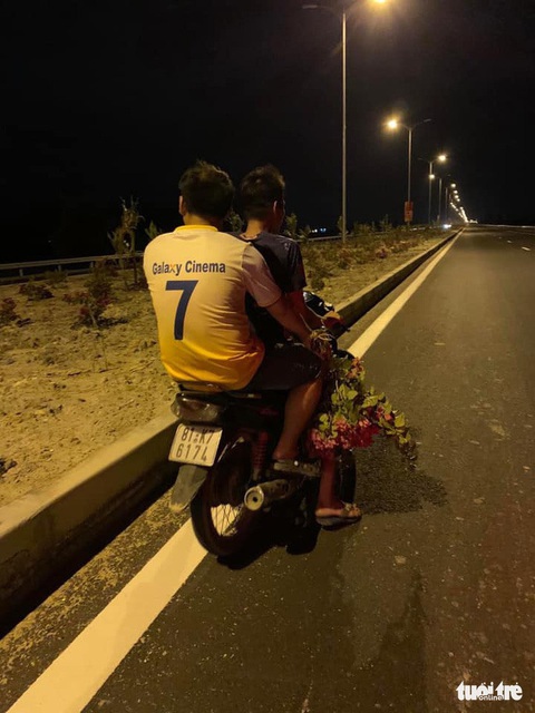 Hàng ngàn cây lá màu, bông giấy trên quốc lộ 19 mới bị nhổ trộm - Ảnh 6. Hàng ngàn cây lá màu, bông giấy trên quốc lộ 19 mới bị nhổ trộm - Ảnh 6.
