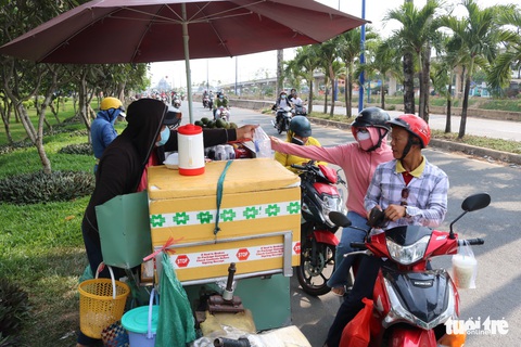 Sài Gòn nhiều ngày 36 - 37 độ, đủ kiểu chống nắng nóng - Ảnh 6. Sài Gòn nhiều ngày 36 - 37 độ, đủ kiểu chống nắng nóng - Ảnh 6.