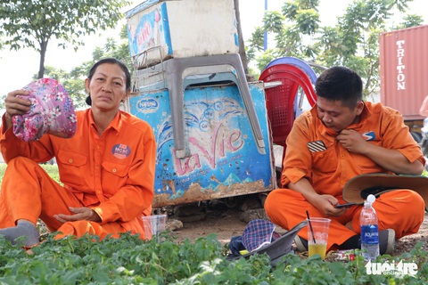 Sài Gòn nhiều ngày 36 - 37 độ, đủ kiểu chống nắng nóng - Ảnh 4. Sài Gòn nhiều ngày 36 - 37 độ, đủ kiểu chống nắng nóng - Ảnh 4.