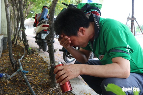 Sài Gòn nhiều ngày 36 - 37 độ, đủ kiểu chống nắng nóng - Ảnh 8. Sài Gòn nhiều ngày 36 - 37 độ, đủ kiểu chống nắng nóng - Ảnh 8.