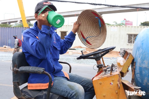 Sài Gòn nhiều ngày 36 - 37 độ, đủ kiểu chống nắng nóng - Ảnh 5. Sài Gòn nhiều ngày 36 - 37 độ, đủ kiểu chống nắng nóng - Ảnh 5.