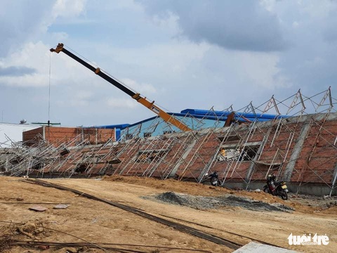 10 người chết do sập tường đang xây ở Đồng Nai - Ảnh 1. 10 người chết do sập tường đang xây ở Đồng Nai - Ảnh 1.