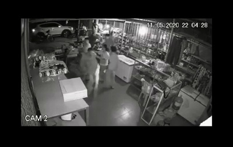 Nam thanh niên sửng cồ khi được yêu cầu lên công an làm việc - Ảnh 1. Nam thanh niên sửng cồ khi được yêu cầu lên công an làm việc - Ảnh 1.