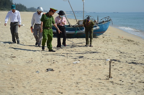 Vệt đen bất thường nghi dầu loang trên vùng biển Quảng Ngãi - Ảnh 1. Vệt đen bất thường nghi dầu loang trên vùng biển Quảng Ngãi - Ảnh 1.