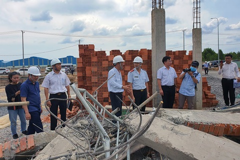 Công an đã bắt đầu giám định hiện trường vụ sập tường làm 10 người chết - Ảnh 1. Công an đã bắt đầu giám định hiện trường vụ sập tường làm 10 người chết - Ảnh 1.