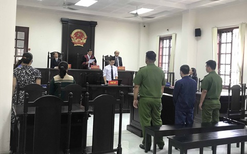 Dâm ô hàng loạt bé gái, cán bộ trung tâm xã hội lãnh 4 năm 6 tháng tù - Ảnh 2. Dâm ô hàng loạt bé gái, cán bộ trung tâm xã hội lãnh 4 năm 6 tháng tù - Ảnh 2.