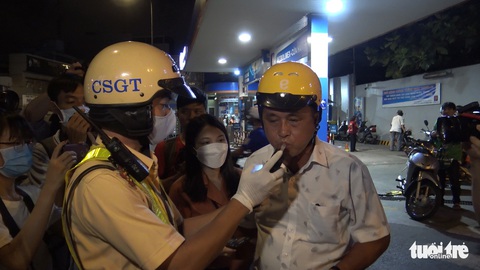 Dừng xe kiểm tra đến khuya, phạt kịch khung nhiều ma men - Ảnh 5. Dừng xe kiểm tra đến khuya, phạt kịch khung nhiều ma men - Ảnh 5.