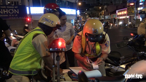 Dừng xe kiểm tra đến khuya, phạt kịch khung nhiều ma men - Ảnh 6. Dừng xe kiểm tra đến khuya, phạt kịch khung nhiều ma men - Ảnh 6.