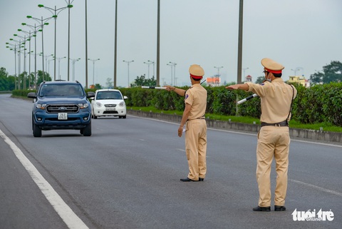 Ngày đầu CSGT kiểm tra xe dù không có dấu hiệu vi phạm ở TP.HCM, Hà Nội - Ảnh 1. Ngày đầu CSGT kiểm tra xe dù không có dấu hiệu vi phạm ở TP.HCM, Hà Nội - Ảnh 1.