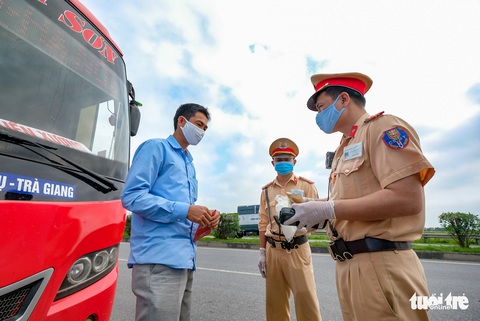 Ngày đầu CSGT kiểm tra xe dù không có dấu hiệu vi phạm ở TP.HCM, Hà Nội - Ảnh 8. Ngày đầu CSGT kiểm tra xe dù không có dấu hiệu vi phạm ở TP.HCM, Hà Nội - Ảnh 8.