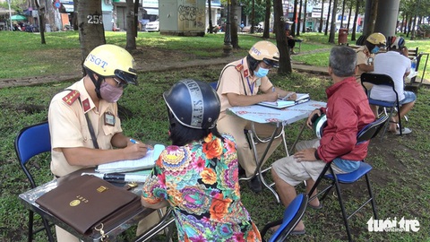 Ngày đầu CSGT kiểm tra xe dù không có dấu hiệu vi phạm ở TP.HCM, Hà Nội - Ảnh 12. Ngày đầu CSGT kiểm tra xe dù không có dấu hiệu vi phạm ở TP.HCM, Hà Nội - Ảnh 12.