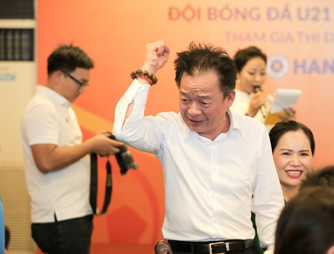 ‘Bầu’ Hiển tặng đội U21 Hà Nội cho CLB bóng đá Phú Thọ - Ảnh 2. ‘Bầu’ Hiển tặng đội U21 Hà Nội cho CLB bóng đá Phú Thọ - Ảnh 2.