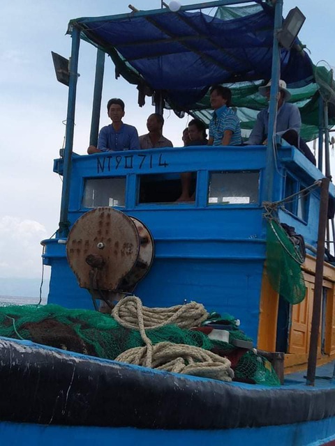 Tàu cá Ninh Thuận cứu một người Philippines trôi dạt trên biển - Ảnh 2. Tàu cá Ninh Thuận cứu một người Philippines trôi dạt trên biển - Ảnh 2.