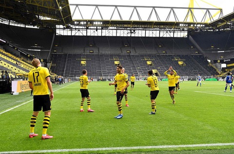 Cầu thủ vừa ăn mừng vừa giãn cách xã hội trong ngày Bundesliga trở lại - Ảnh 6.