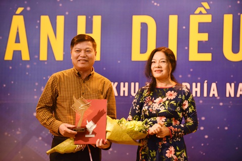 Kiều Minh Tuấn - Cát Phượng nhận Cánh diều, ban tổ chức xin lỗi nhầm tên bé Ngân Chi - Ảnh 9. Kiều Minh Tuấn - Cát Phượng nhận Cánh diều, ban tổ chức xin lỗi nhầm tên bé Ngân Chi - Ảnh 9.