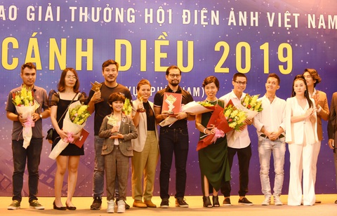 Kiều Minh Tuấn - Cát Phượng nhận Cánh diều, ban tổ chức xin lỗi nhầm tên bé Ngân Chi - Ảnh 2. Kiều Minh Tuấn - Cát Phượng nhận Cánh diều, ban tổ chức xin lỗi nhầm tên bé Ngân Chi - Ảnh 2.