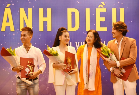 Kiều Minh Tuấn - Cát Phượng nhận Cánh diều, ban tổ chức xin lỗi nhầm tên bé Ngân Chi - Ảnh 5. Kiều Minh Tuấn - Cát Phượng nhận Cánh diều, ban tổ chức xin lỗi nhầm tên bé Ngân Chi - Ảnh 5.