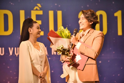 Kiều Minh Tuấn - Cát Phượng nhận Cánh diều, ban tổ chức xin lỗi nhầm tên bé Ngân Chi - Ảnh 6. Kiều Minh Tuấn - Cát Phượng nhận Cánh diều, ban tổ chức xin lỗi nhầm tên bé Ngân Chi - Ảnh 6.