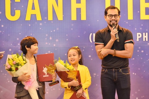 Kiều Minh Tuấn - Cát Phượng nhận Cánh diều, ban tổ chức xin lỗi nhầm tên bé Ngân Chi - Ảnh 4. Kiều Minh Tuấn - Cát Phượng nhận Cánh diều, ban tổ chức xin lỗi nhầm tên bé Ngân Chi - Ảnh 4.