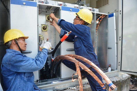 Cúp điện giữa đêm, gọi tổng đài không được - Ảnh 1. Cúp điện giữa đêm, gọi tổng đài không được - Ảnh 1.