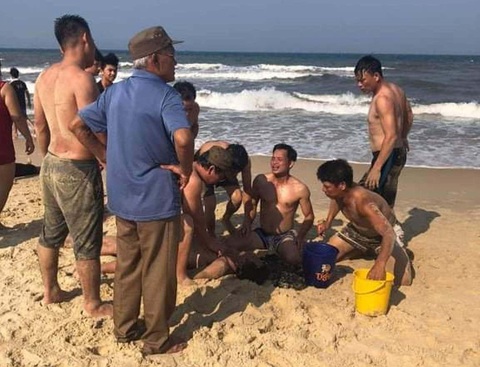 Uống bia xong tắm biển gặp nạn bơi cứu nhau, 1 người bị sóng cuốn chết đuối - Ảnh 1. Uống bia xong tắm biển gặp nạn bơi cứu nhau, 1 người bị sóng cuốn chết đuối - Ảnh 1.