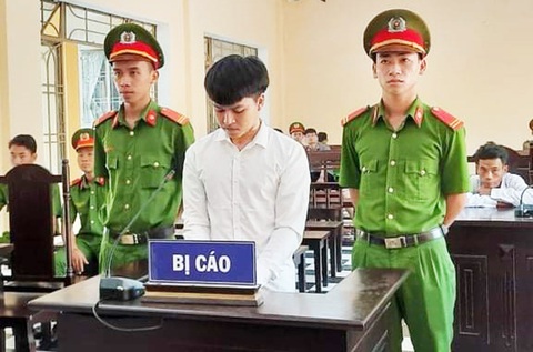 Chồng 21 tuổi cắt cổ vợ rồi tự sát không chết, nhận 7 năm tù - Ảnh 1. Chồng 21 tuổi cắt cổ vợ rồi tự sát không chết, nhận 7 năm tù - Ảnh 1.